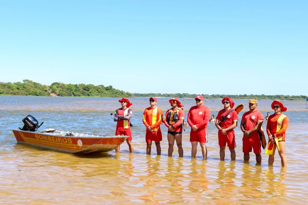 Coronel Ornelas, ao centro, com os bombeiros militares atuantes na Praia da Gaivota, em Araguacema.
