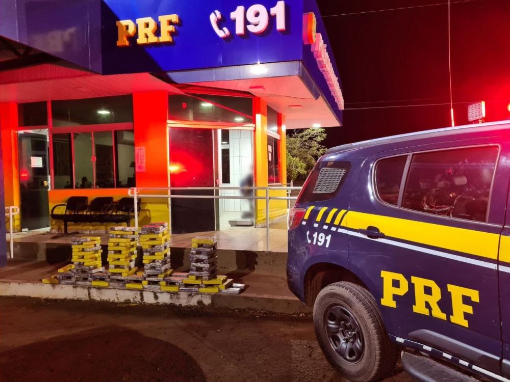 O carregamento de entorpecente estava escondido na lataria do veículo – Foto: Divulgação / PRF
