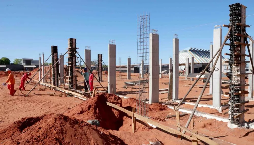 Pilares já concluídos no Colégio Militar Jorge Humberto Camargo, que avança em sua nova estrutura moderna e completa.