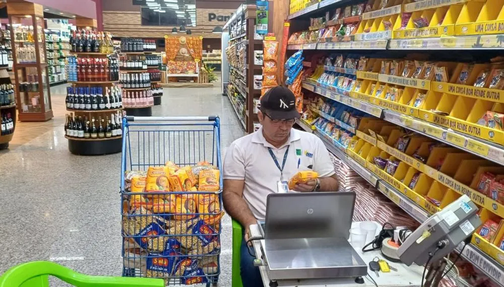 Periodicamente, a equipe técnica de Pré-Medidos verifica os produtos nos estabelecimentos comerciais.