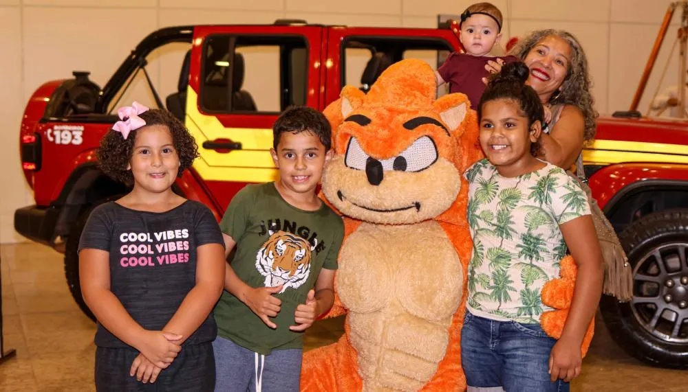 As crianças se divertem com o Foguito na Exposição no Capim Dourado Shopping.
