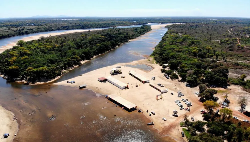 A Praia do Sol, em Caseara, recebe uma média de 60 mil visitantes nos finais de semana de julho, marcando um recorde de público na temporada.