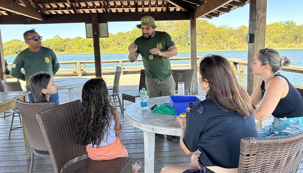 Fiscalização ambiental do Naturatins dialoga com famílias sobre a importância da preservação ambiental