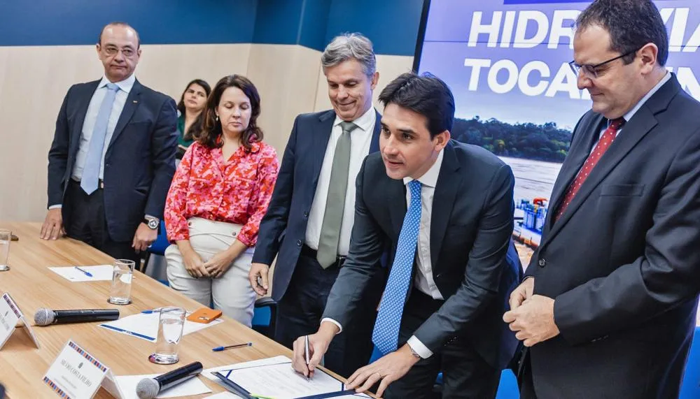 O ministro Sílvio Costa Filho assina e detalha o Acordo de Cooperação Técnica (ACT) para financiamento de projetos de desenvolvimento das hidrovias dos rios Tocantins e Tapajós.