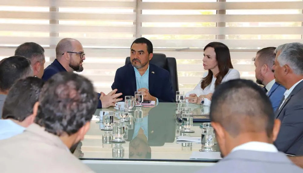  Encontro no Palácio Araguaia discute a assinatura de um Acordo de Cooperação Técnica para regularização fundiária no Tocantins.