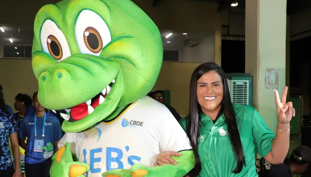  Primeira-dama posou ao lado do mascote dos Jogos Escolares Brasileiros, o JacaJEB’s