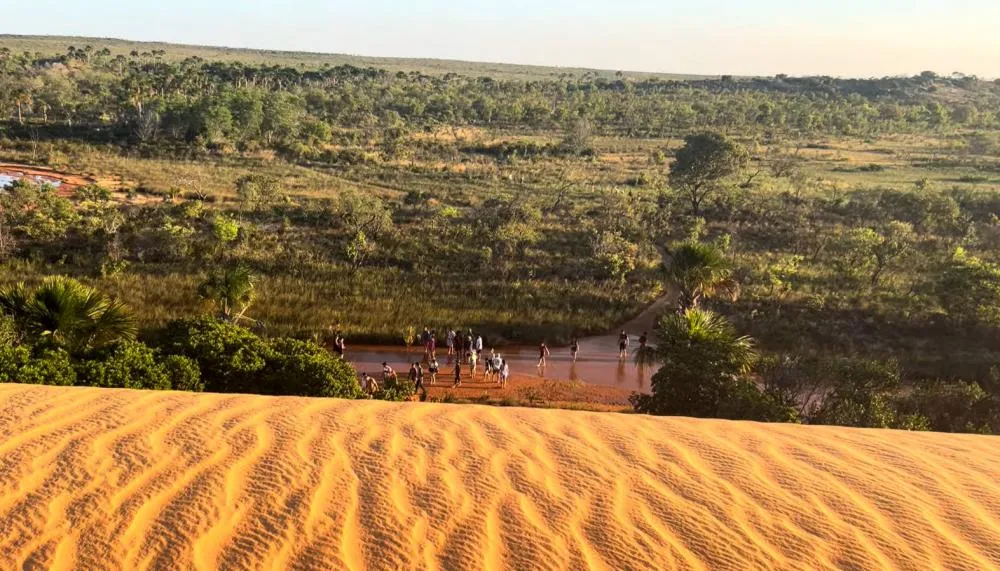 Turistas fazem trilha para chegar às dunas