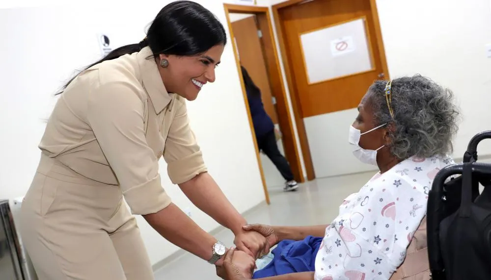 Durante a visita, a primeira-dama conversou com os pacientes e funcionários do hospital.