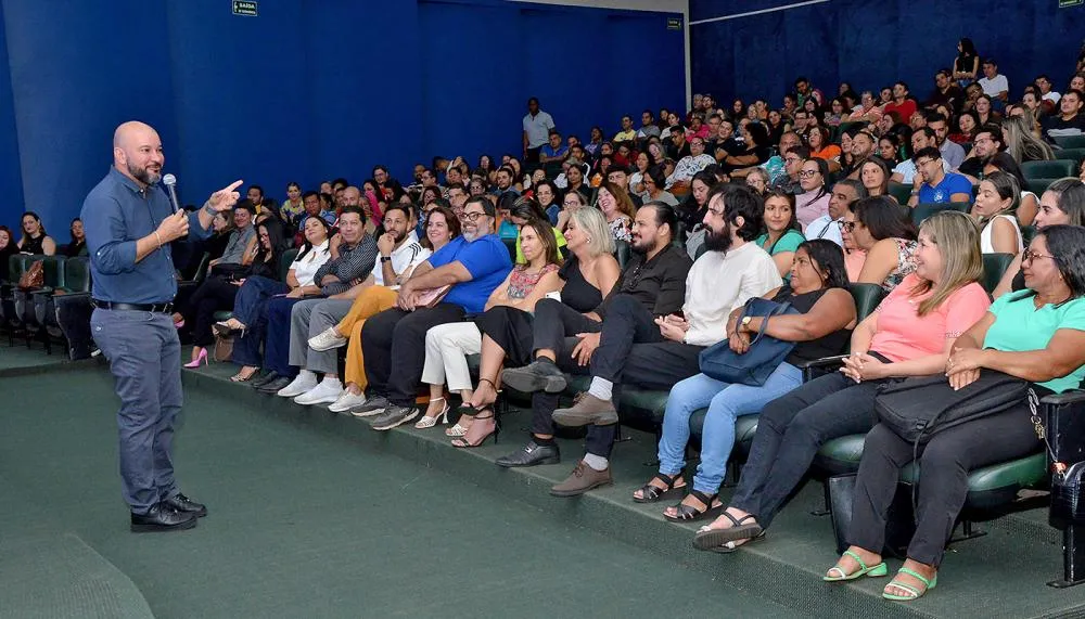 Formação para servidores das 13 superintendências regionais visa aperfeiçoar atuação dos profissionais nas escolas estaduais. 