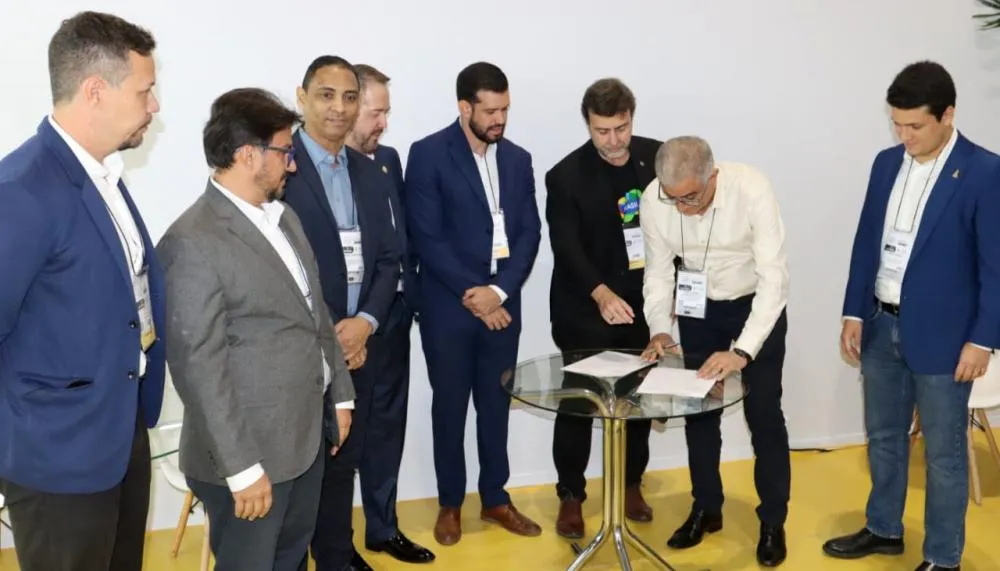 Ao lado de Marcelo Freixo e demais secretários da região Norte, Hercy Filho assina protocolo de intenções da Embratur
