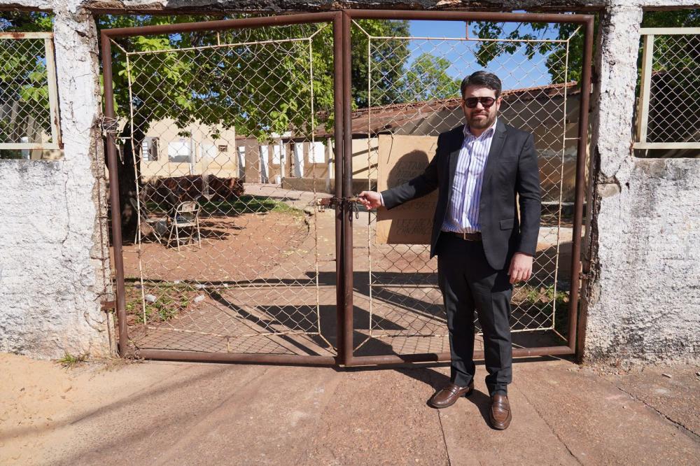 O promotor de Justiça Thiago Ribeiro esteve na unidade por volta das 15h , e o portão estava trancado com cadeado 