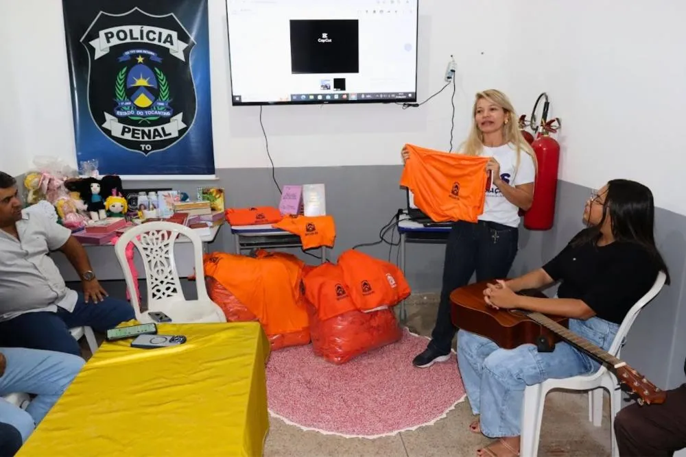 140 uniformes produzidos com a mão de obra carcerária foram distribuídos.
