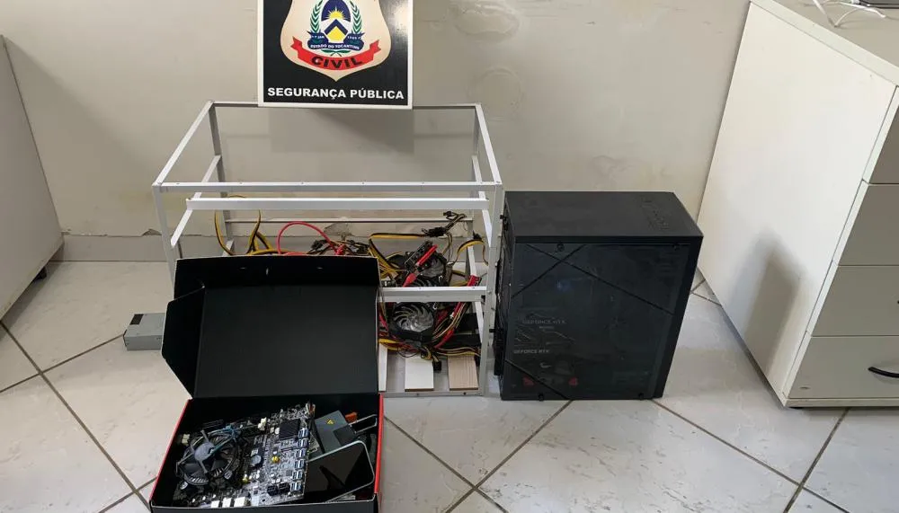 Operação resultou na apreensão de celulares e equipamentos eletrônicos.