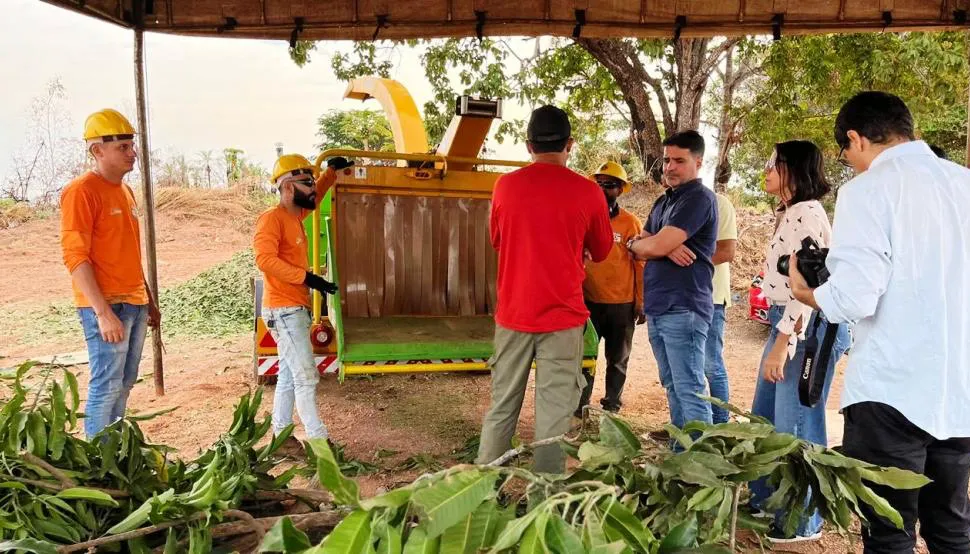 Equipe técnica da Semarh também conheceu máquina para triturar galhos e folhas recolhidos na cidade