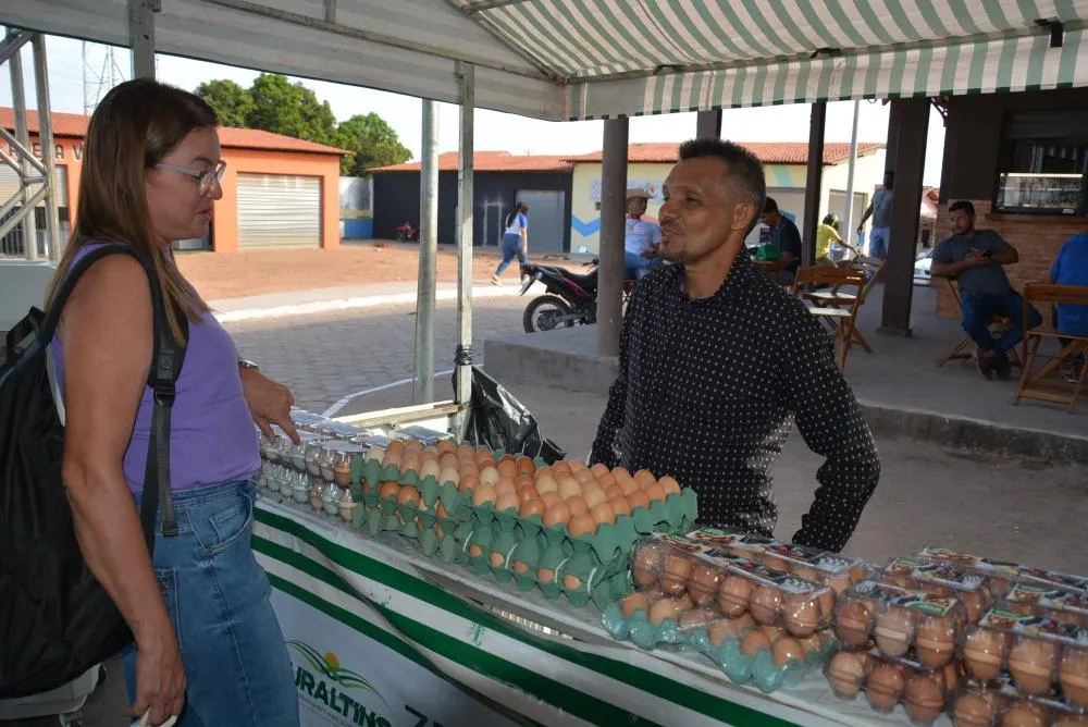Expositor de ovos caipira é produtor em São Miguel