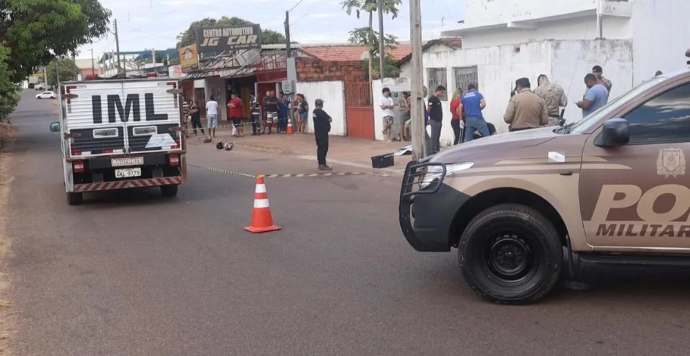 Após serem baleadas, as vítimas ainda tentaram fugir dos tiros, porém, caíram na calçada na frente de uma residência, não resistiram aos ferimentos e morreram no local – Foto: Alessandro Ferreira / Agência Tocantins.