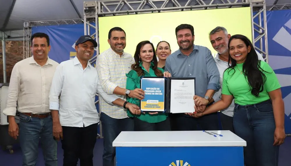 Governador Wanderlei Barbosa e a representante da Caixa assinaram o convênio para construção da escola de tempo integral padrão em Palmas e Gurupi