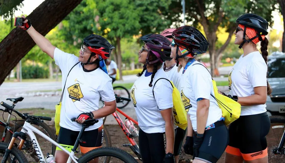 Uso dos itens de segurança, além do capacete, é importante para proteger o ciclista e minimizar o risco de lesões durante o pedal