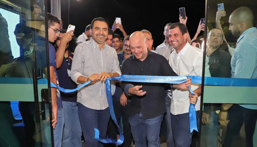Acompanhado de sua equipe, governador Wanderlei Barbosa inaugura nova unidade do PronTO em Porto Nacional
