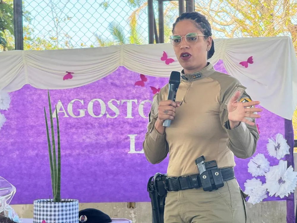 A comandante da Patrulha Maria da Penha no Tocantins, major Flávia Roberta, falou sobre os tipos de violência e a Lei Maria da Penha aos estudantes de Arraias.