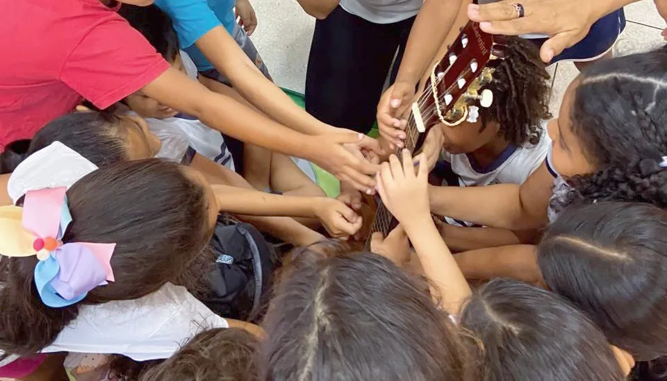 Objetivo é proporcionar às crianças o contato com as habilidades e os benefícios da musicalização