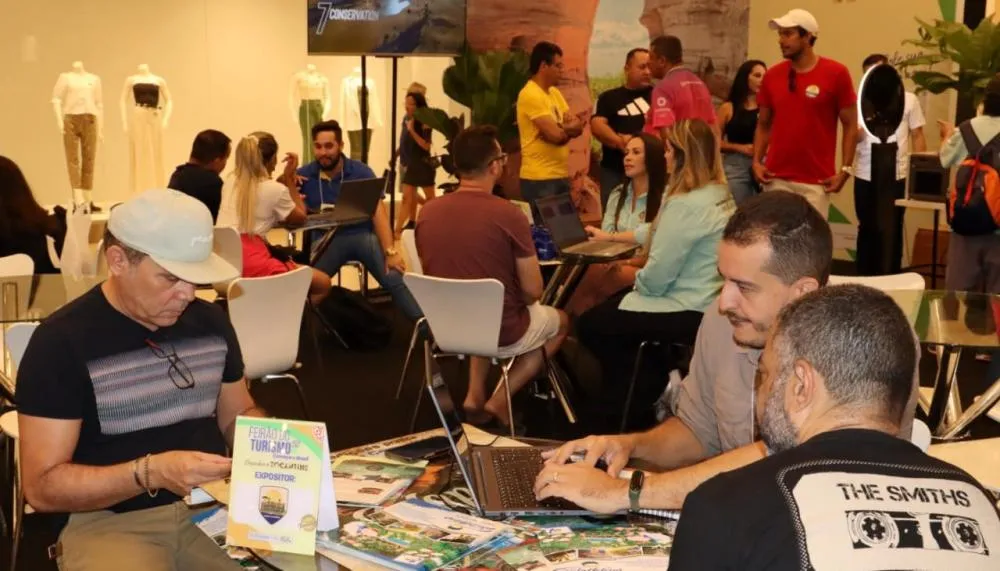 Agências de turismo do Estado apresentam pacotes de viagens aos visitantes, no Feirão do Turismo