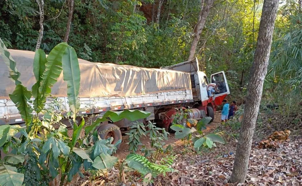 Caminhão sai da pista e vai parar na escadaria que dar acesso a cachoeira em Taquaruçu - Foto: Reprodução / Alessandro Ferreira .