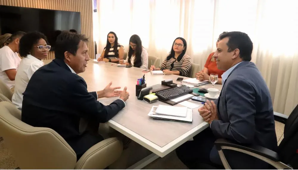 O titular da Sepot, Paulo Xerente, (à esquerda) conversa com o secretário Fábio Vaz (à direita) sobre as expectativas do biodigestor para as aldeias indígenas e quilombolas