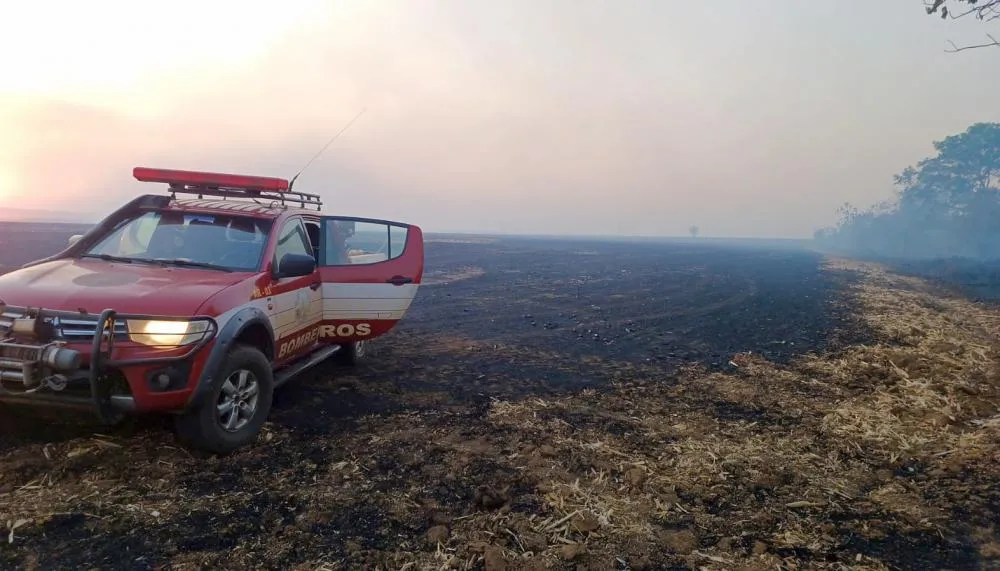 Um dos principais focos de incêndio, situado próximo ao distrito, já se encontra controlado