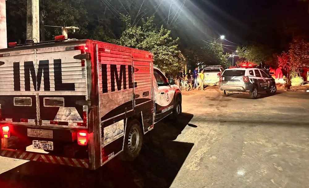 Após o local ser periciado, o corpo foi levado para a sede do IML pelo rabecão da Polícia Civil – Foto: Alessandro Ferreira.