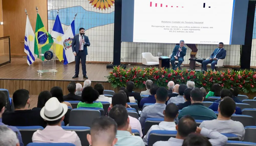 Público presente no seminário ouve atentamente as apresentações sobre os impactos da Reforma Tributária na gestão pública