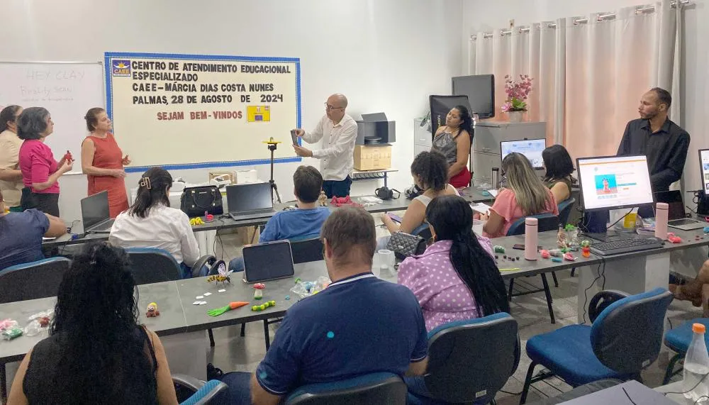 Professores do Caee exploram o mundo digital em oficina inclusiva de artes digitais e impressão 3D 
