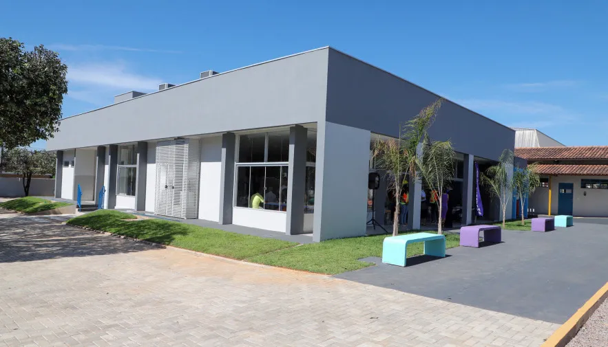 Novos refeitórios climatizados estão sendo construídos em escolas de Tocantinópolis, Tocantínia e Dianópolis, possibilitando mais conforto para estudantes e melhores condições de trabalho para os manipuladores de alimentos.