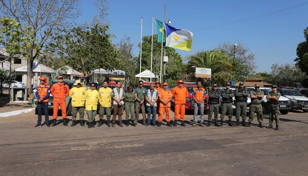 Representantes do Comitê do Fogo discutem diretrizes para o combate aos incêndios em Taquaruçu, reunidos na Praça Joaquim Macaraípe