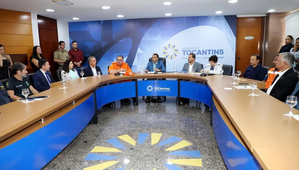 Governador Wanderlei Barbosa lidera reunião no Palácio Araguaia para discutir estratégias de combate aos incêndios florestais no Tocantins