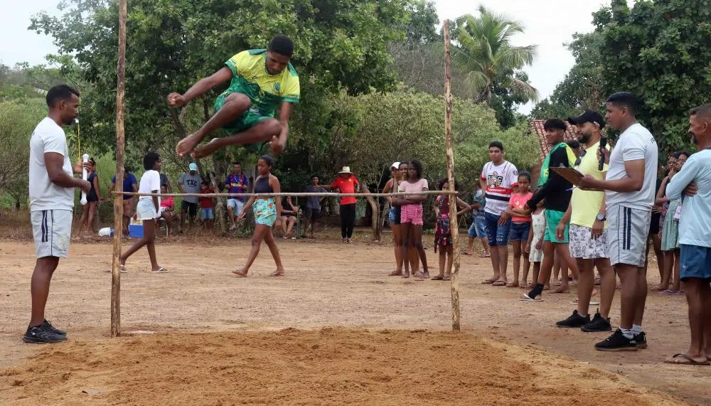Participantes da Quiolimpíadas na modalidade salto em altura, realizada na Comunidade Quilombola Malhadinha, no município de Brejinho de Nazaré