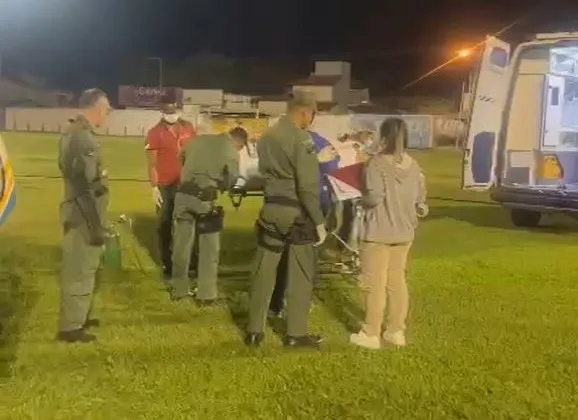 Equipe fazendo o transporte do paciente