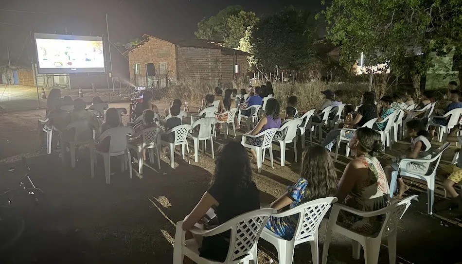 Além da sessão de cinema, a iniciativa ainda distribui pipoca e refrescos de forma gratuita