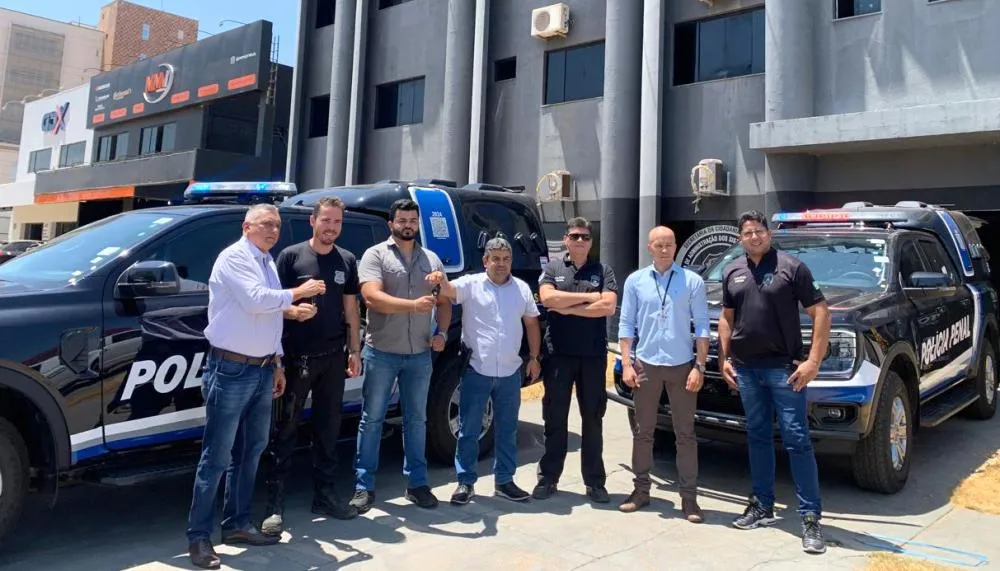 Viaturas foram entregues pelo titular da Seciju, Deusiano Amorim; e pelo superintendente de Administração dos Sistemas Penitenciário e Prisional, Rogério Gomes.