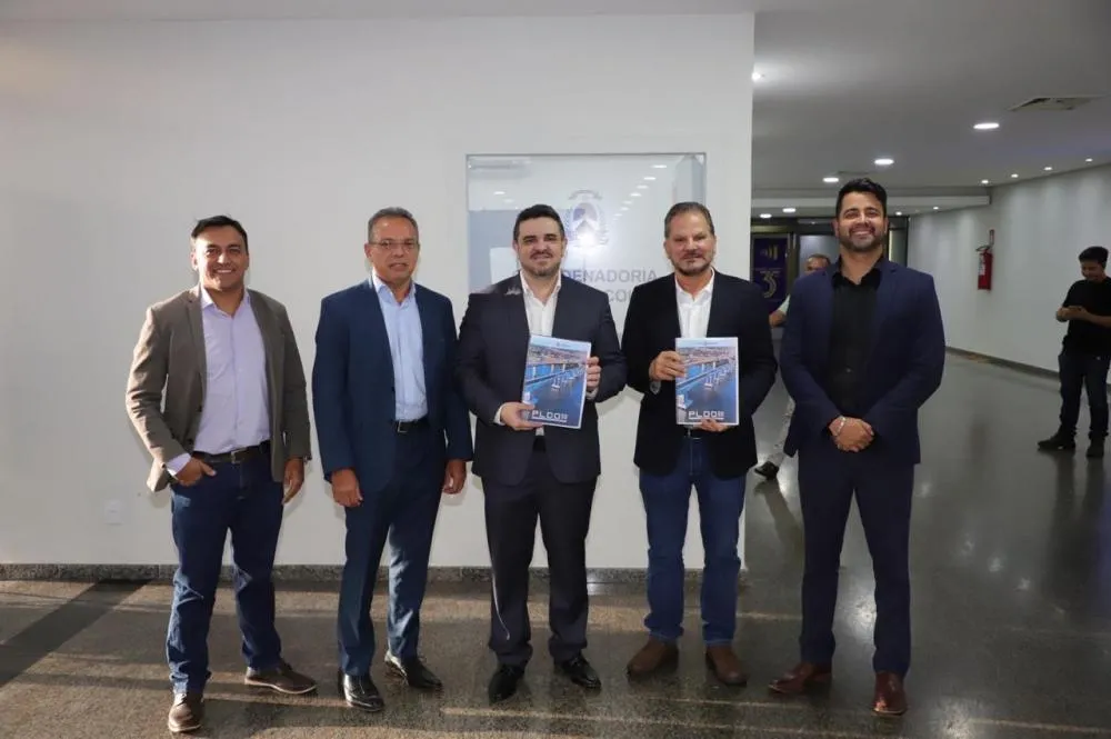 O secretário-chefe da Casa Civil, Deocleciano Gomes; os secretários da Fazenda, Donizete Silva; do Planejamento e Orçamento, Sergislei Silva de Moura; estiveram na Aleto para protocolar o documento
