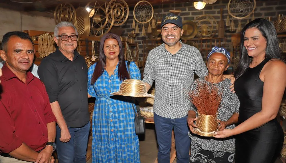 Governador do Tocantins, Wanderlei Barbosa, acompanhado da primeira-dama e secretária extraordinária de Participações Sociais, Karynne Sotero, participou da tradicional Festa da Colheita do Capim-Dourado 