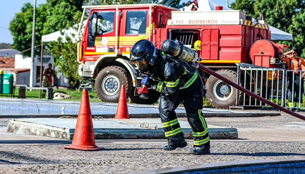 Competidora executa arrasto de mangueira em uma das etapas da prova, em Guaraí