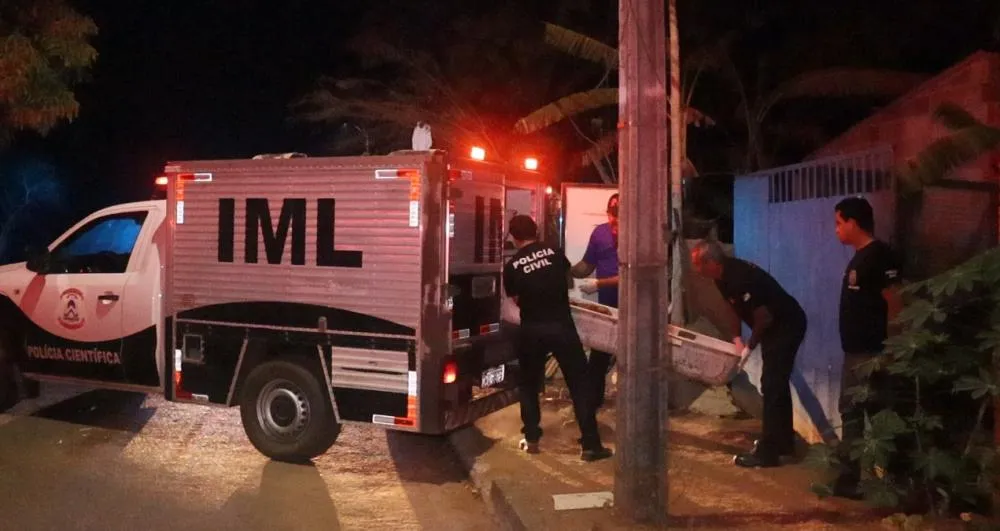 Após a realização dos serviços da Perícia da Polícia Técnica Científica, o corpo foi levado para a sede do IML pelo rabecão da Polícia Civil – Foto: Alessandro Ferreira.