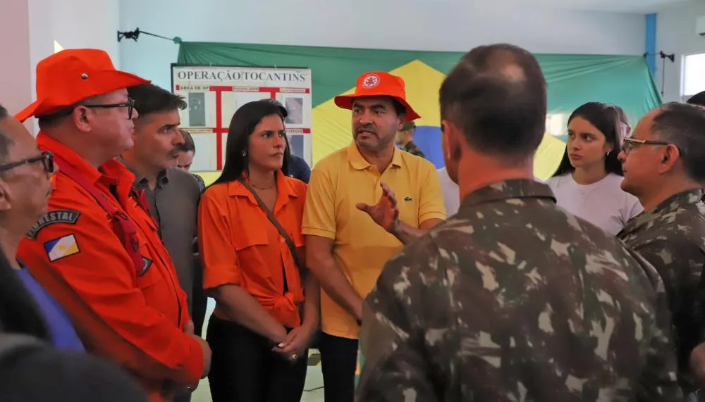 O governador Wanderlei Barbosa, ao lado da primeira-dama Karynne Sotero e autoridades locais, acompanha de perto as ações de combate aos incêndios florestais no município