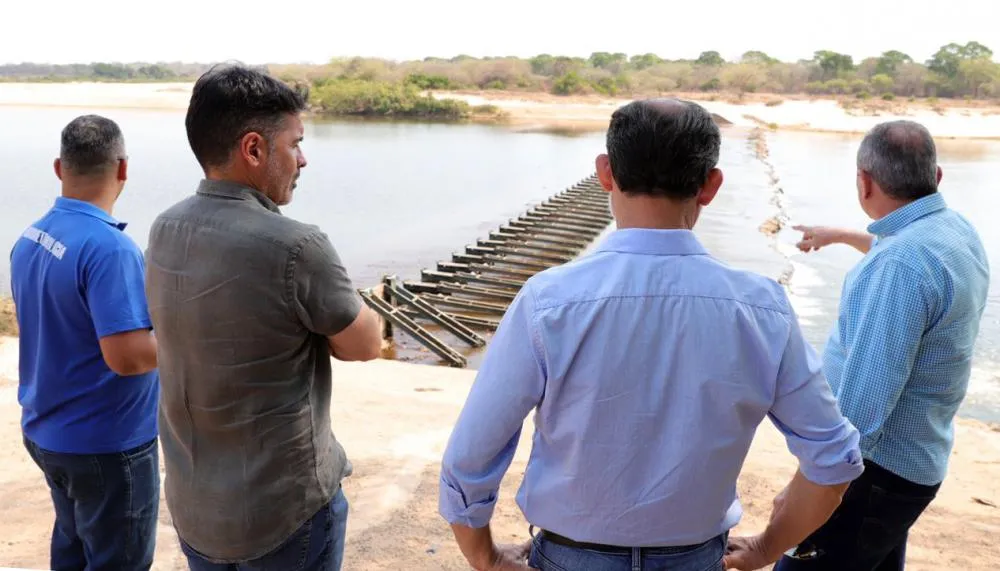 Gestores ambientais observam situação hídrica em barragem.