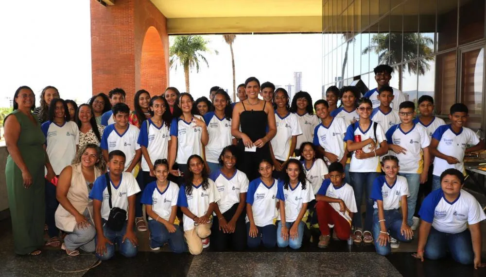 Primeira-dama Karynne Sotero recebeu alunos do 6º ao 9º ano do ensino fundamental da Escola Estadual Oscar Sardinha, de Miracema do Tocantins