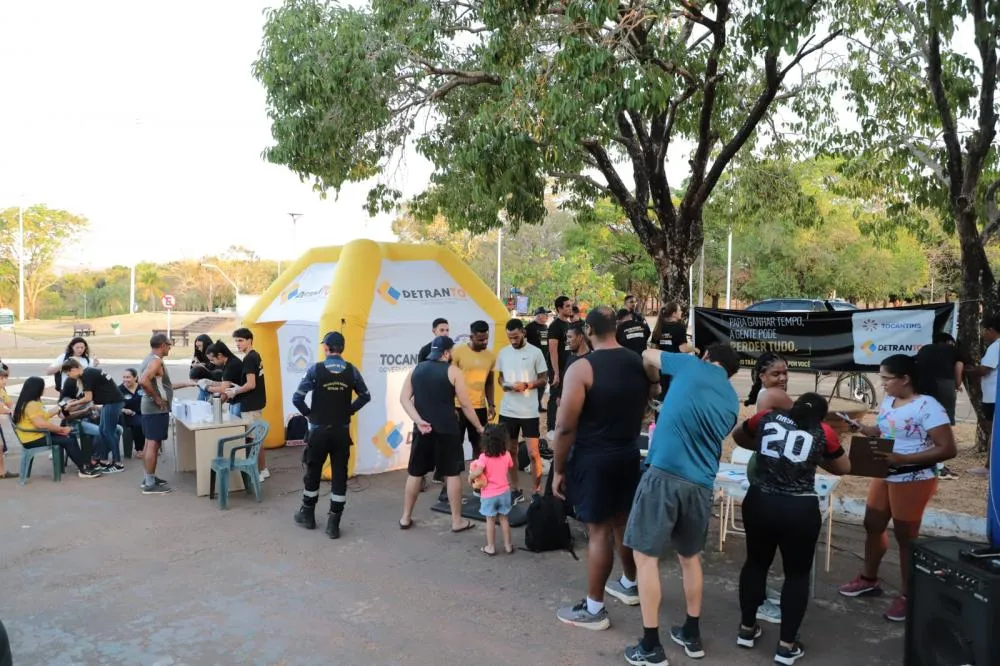 Ação no Parque Cesamar, onde educadores do Detran/TO e demais servidores do órgão e parceiros realizaram panfletagem e ofertaram serviços de saúde