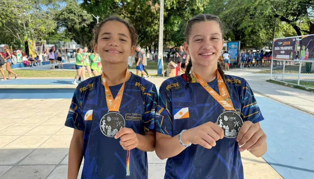 Estudantes Maria Vitória Alves de Souza Dias (esquerda) e Lara Emanuelly Vasconcelos da Silva (direita) surpreenderam e conquistaram a prata no wrestling