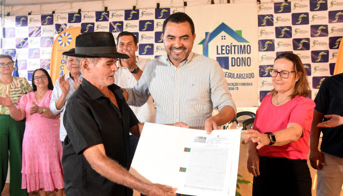 Como parte da política de regularização fundiária do Estado, Wanderlei Barbosa, participou nesta quinta-feira, 13, da entrega simbólica dos primeiros 50 títulos definitivos de regularização fundiária a moradores de Recursolândia