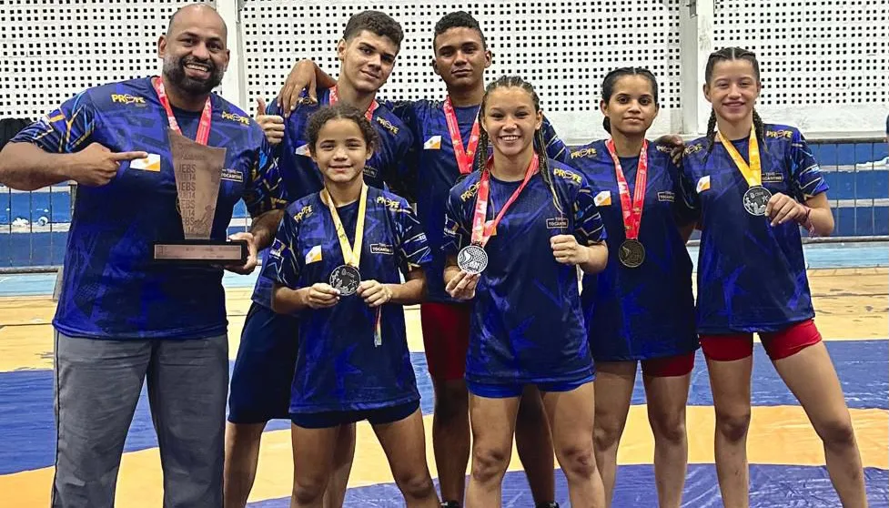 Equipe medalhista do wrestling exibe troféu inédito para o Tocantins.